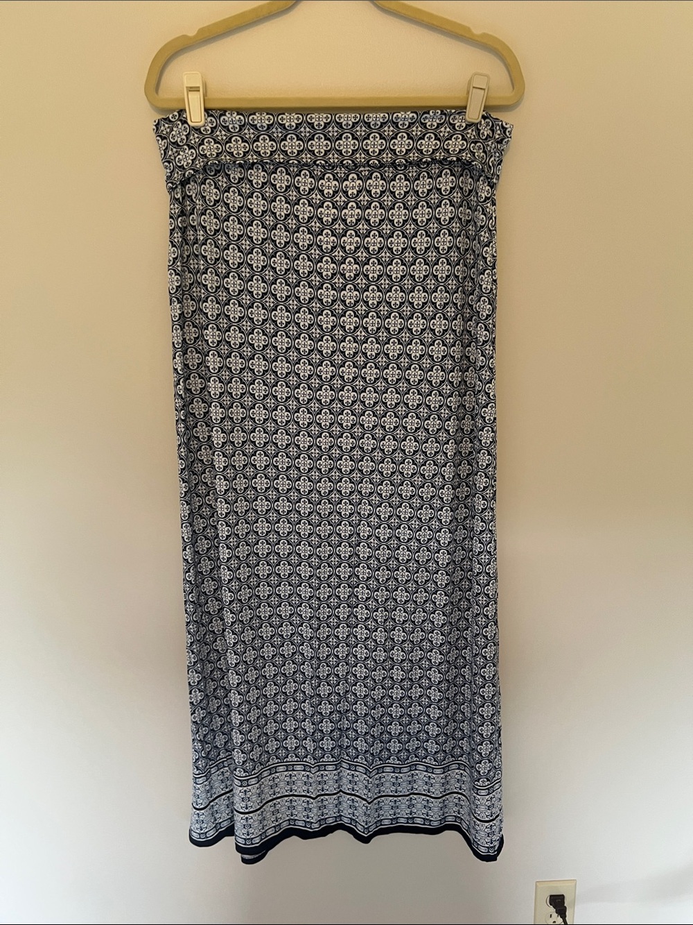 Max Studio navy and white patterned maxi skirt